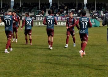 Los jugadores de la Segoviana saltan al campo en uno de los encuentros jugados en el campo de La Albuera./ JUAN MARTÍN-G. SEGOVIANA