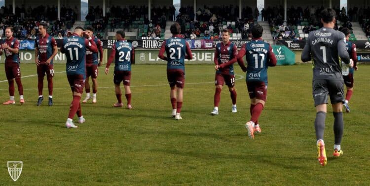 Los jugadores de la Segoviana saltan al campo en uno de los encuentros jugados en el campo de La Albuera./ JUAN MARTÍN-G. SEGOVIANA
