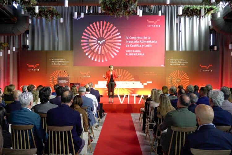 Los participantes en el congreso de Vitartis, durante la presentación del evento que corrió a cargo de la presentadora abulense Sara Escudero. / HÉCTOR CRIADO