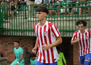 Miguel Cubo, saltando al campo de La Albuera en el amistoso que la Gimnástica Segoviana jugó con el Atlético Madrileño./ JORGE SAN CRISTÓBAL