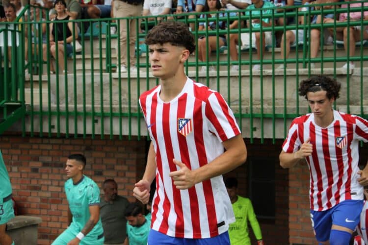 Miguel Cubo, saltando al campo de La Albuera en el amistoso que la Gimnástica Segoviana jugó con el Atlético Madrileño./ JORGE SAN CRISTÓBAL