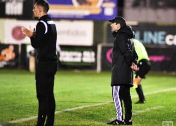 Aitor Calle (i), durante el partido de Copa del Rey que la Segoviana, dirigida entonces por Ramsés, jugó ante el Sestao./ JUAN MARTÍN-G. SEGOVIANA