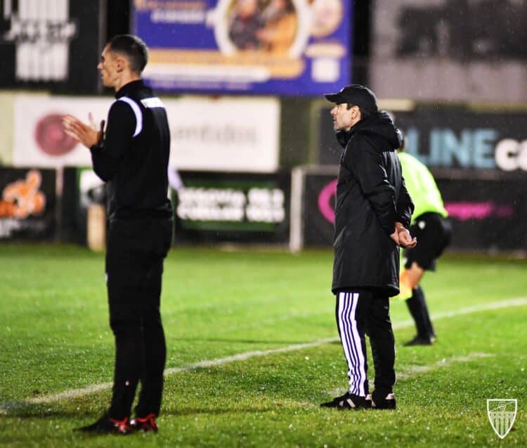 Aitor Calle (i), durante el partido de Copa del Rey que la Segoviana, dirigida entonces por Ramsés, jugó ante el Sestao./ JUAN MARTÍN-G. SEGOVIANA