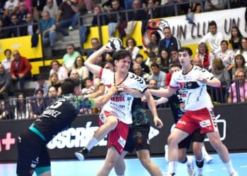 Javi Carrión, frenado por varios contrarios, intenta el lanzamiento a portería./ AMADOR MARUGÁN