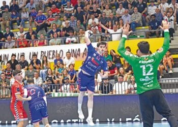 Joao Bandeira entra desde el lateral izquierdo en una acción de la primera parte. / AMADOR MARUGÁN