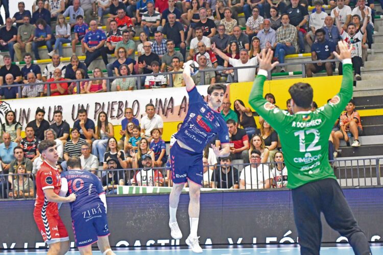 Joao Bandeira entra desde el lateral izquierdo en una acción de la primera parte. / AMADOR MARUGÁN
