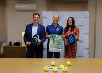 Los organizadores del torneo, tras la presentación./ CAJA RURAL