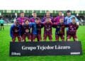 Los jugadores de la Segoviana, con varias de las camisetas que ha lucido el club a lo largo de su historia./ HÉCTOR CRIADO