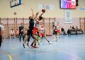 El jugador del CD Base trata de anotar ante un defensa./ CD BASE