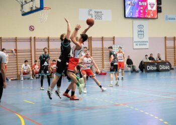 El jugador del CD Base trata de anotar ante un defensa./ CD BASE