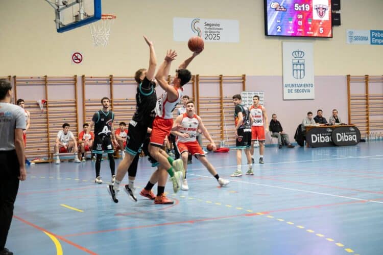 El jugador del CD Base trata de anotar ante un defensa./ CD BASE