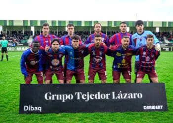 Los jugadores de la Segoviana, con varias de las camisetas que ha lucido el club a lo largo de su historia./ HÉCTOR CRIADO