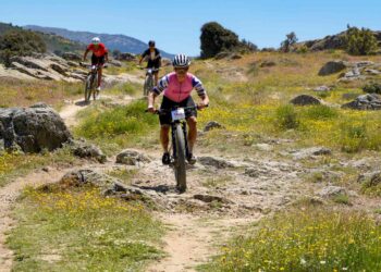 Ciclistas en pleno descenso durante una pasada edición de la Madrid-Segovia en MTB./ E.A.