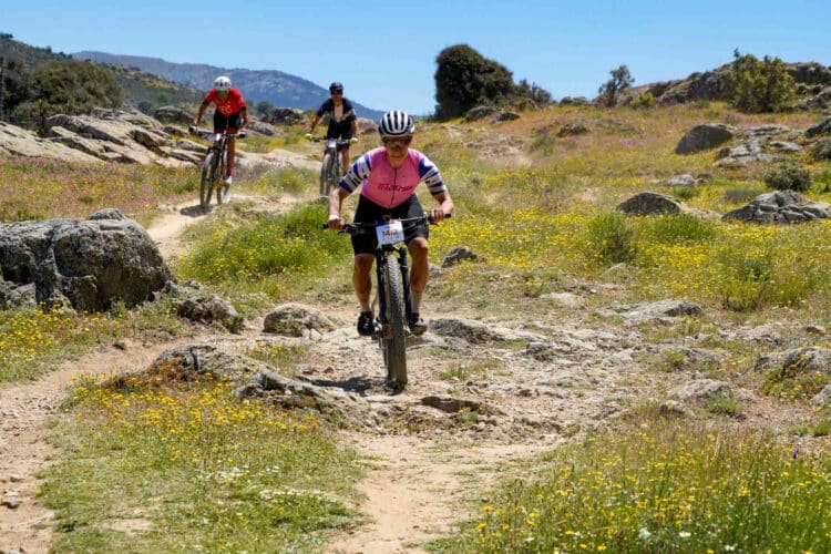 La Madrid-Segovia acaba el sábado bajo el Acueducto 1 Ciclistas en pleno descenso durante una pasada edición de la Madrid-Segovia en MTB./ E.A.