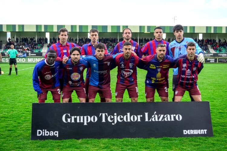 Los jugadores de la Segoviana, con varias de las camisetas que ha lucido el club a lo largo de su historia./ HÉCTOR CRIADO