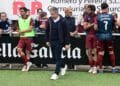 El presidente del club, Agustín Cuenca, entra en el campo para animar a los jugadores de la Segoviana tras el partido./ JUAN MARTÍN-G. SEGOVIANA