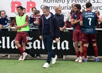 El presidente del club, Agustín Cuenca, entra en el campo para animar a los jugadores de la Segoviana tras el partido./ JUAN MARTÍN-G. SEGOVIANA