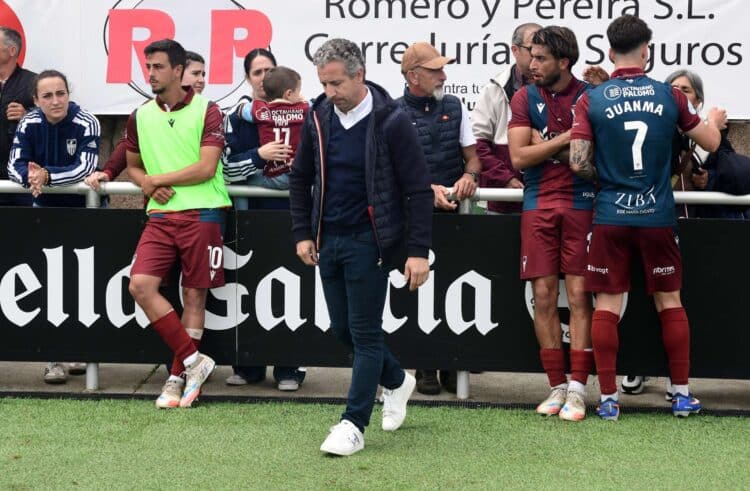 El presidente del club, Agustín Cuenca, entra en el campo para animar a los jugadores de la Segoviana tras el partido./ JUAN MARTÍN-G. SEGOVIANA