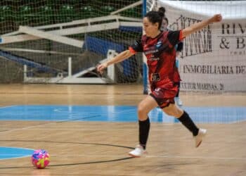 Cris de Andrés ejecuta una falta en un partido anterior./ HÉCTOR CRIADO