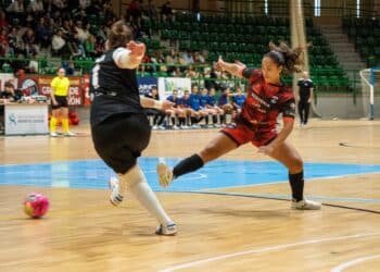 Alba intenta presionar el pase de la portera rival durante un partido anterior del Segosala./ HÉCTOR CRIADO