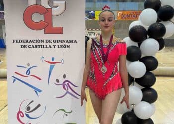 Ariadna, con su medalla tras ser plata en Palencia./ SOMAI-XTREM