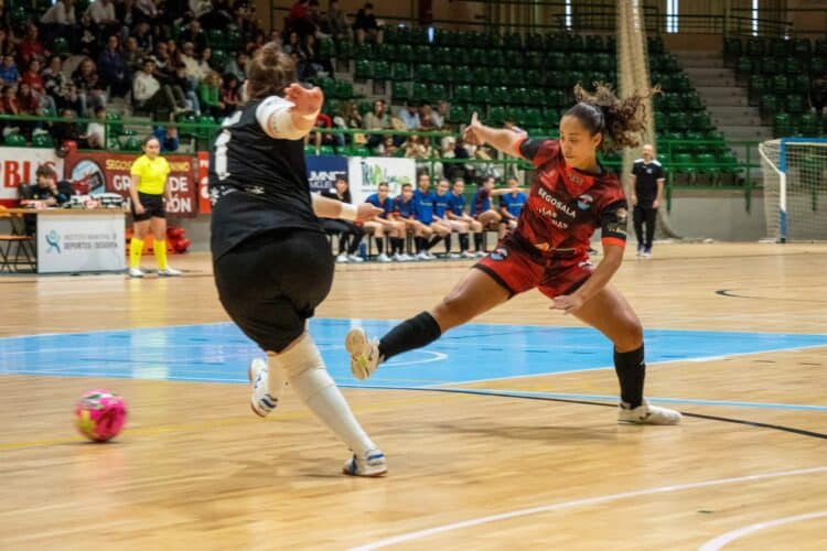 Alba intenta presionar el pase de la portera rival durante un partido anterior del Segosala./ HÉCTOR CRIADO