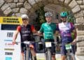 Raúl Rodríguez, en el centro, después de imponerse en la Madrid-Segovia MTB. / @DOBLEJOTAFOTOGRAFÍA