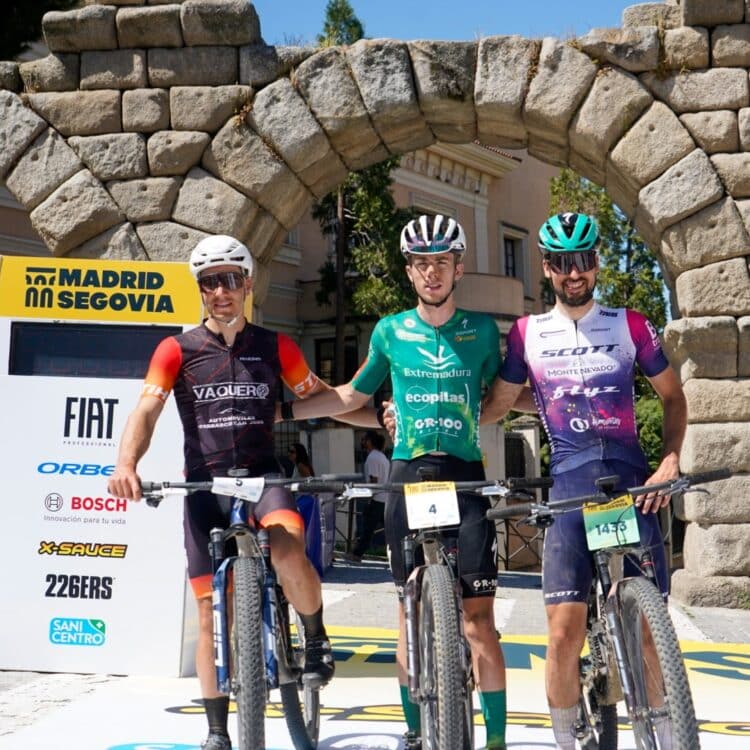 Raúl Rodríguez, en el centro, después de imponerse en la Madrid-Segovia MTB. / @DOBLEJOTAFOTOGRAFÍA