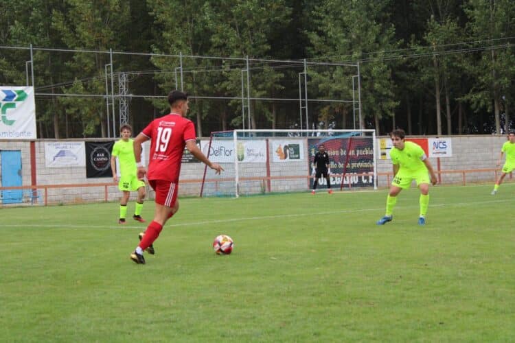 Imagen de un encuentro jugado por el CF Turégano esta temporada en el campo de El Burgo. / E.A.