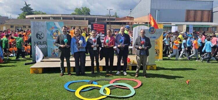 Representantes de las instituciones, durante el desfile de participantes por Nava de la Asunción. / JCYL