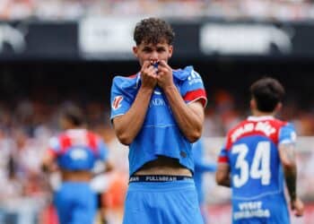 Miguel Cubo besa el escudo de la camiseta del Atlético de Madrid tras marcar el 0-2 en Mestalla. / EFE