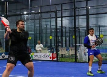 El jugador intenta devolver de revés durante uno de los encuentros de la última jornada./ DIPUTACIÓN