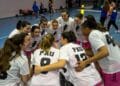 Las jugadoras de El Cochinillo Segoviano hacen piña en los momentos previos a un partido./ HÉCTOR CRIADO