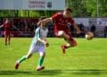 El jugador del Turégano se anticipa de un rival del Betis./ HÉCTOR CRIADO