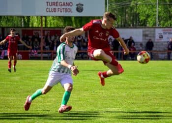 El jugador del Turégano se anticipa de un rival del Betis./ HÉCTOR CRIADO