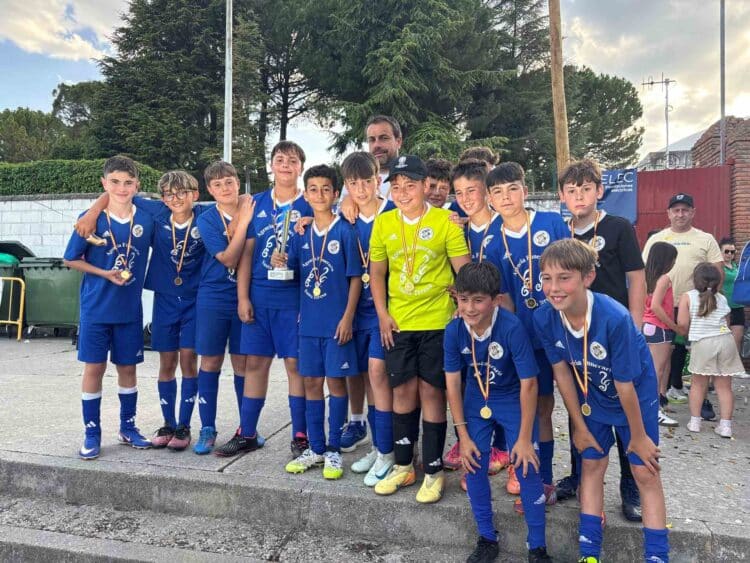 Doblete del Cuéllar Santa Teresa en la cuarta edición de su torneo 1 Conjunto alevín del CD Cuéllar, ganador en su categoría./ DARÍO CHACHORRO