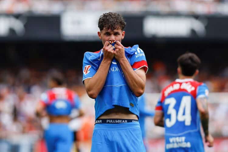 Miguel Cubo besa el escudo de la camiseta del Atlético de Madrid tras marcar el 0-2 en Mestalla. / EFE