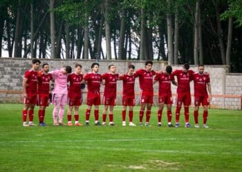 Los jugadores del Turégano CF, en los prolegómenos del partido de ida ante el Betis. / HÉCTOR CRIADO
