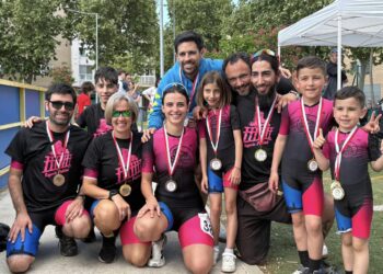 Carlota del Amo, en el centro, junto a sus compañeros del club de patinaje. / PATINA SEGOVIA