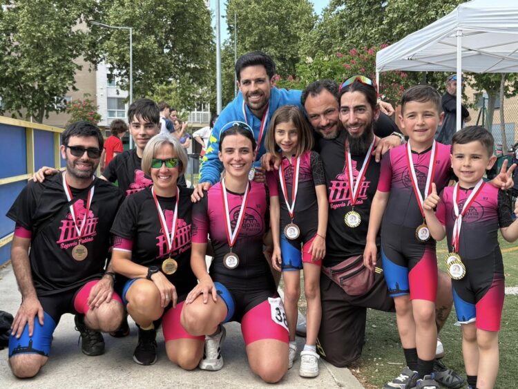 Carlota del Amo, en el centro, junto a sus compañeros del club de patinaje. / PATINA SEGOVIA