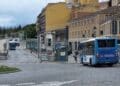Un autobús urbano de la Linea 3, descendiendo la avenida Padre Claret mientras otro espera la subida de viajeros en la parada de la plaza de la Artillería./ ALEJANDRA SERNA