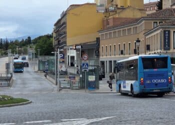 Un autobús urbano de la Linea 3, descendiendo la avenida Padre Claret mientras otro espera la subida de viajeros en la parada de la plaza de la Artillería./ ALEJANDRA SERNA