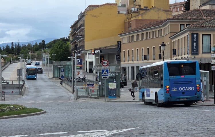 Un autobús urbano de la Linea 3, descendiendo la avenida Padre Claret mientras otro espera la subida de viajeros en la parada de la plaza de la Artillería./ ALEJANDRA SERNA