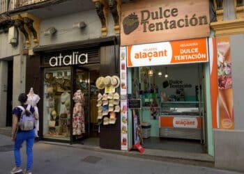 Varios comercios segovianos situados en la calle Real. / HÉCTOR CRIADO