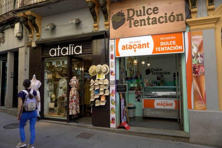 Bizum salta a las tiendas de Segovia entre el interés del pequeño comercio y las dudas de los consumidores 1 Varios comercios segovianos situados en la calle Real. / HÉCTOR CRIADO