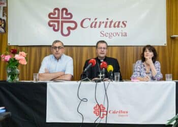 De izquierda a derecha, Ángel Anaya, director de Cáritas, el obispo de Segovia, Jesús Vidal, y la coordinadora general de Cáritas, Belén Palomar./ ICAL