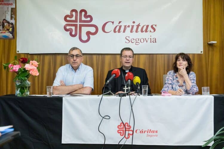 De izquierda a derecha, Ángel Anaya, director de Cáritas, el obispo de Segovia, Jesús Vidal, y la coordinadora general de Cáritas, Belén Palomar./ ICAL