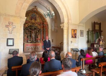 El alcalde de Segovia se dirige a los presentes durante el acto inicial del Día de la Tierra./ AYUNTAMIENTO