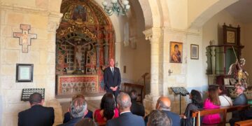 El alcalde de Segovia se dirige a los presentes durante el acto inicial del Día de la Tierra./ AYUNTAMIENTO