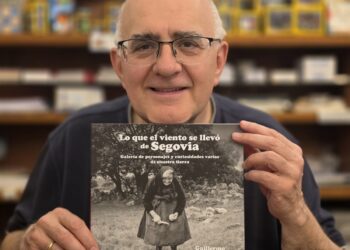 Guillermo Herrero, con su libro./ E.A.